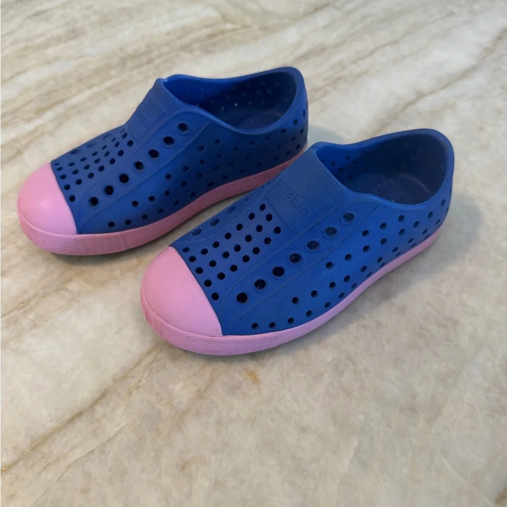 Native toddler Jefferson shoes, 9C, EUC, blue and pink.